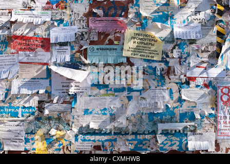 Mur avec des morceaux de vieilles publicités, tout l'écran Banque D'Images