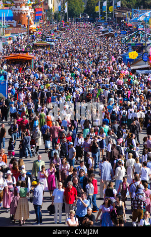 Vue panoramique sur scène de rue la plus grande du monde 'fête de la bière Oktoberfest de Munich, Bavière, Allemagne. Banque D'Images