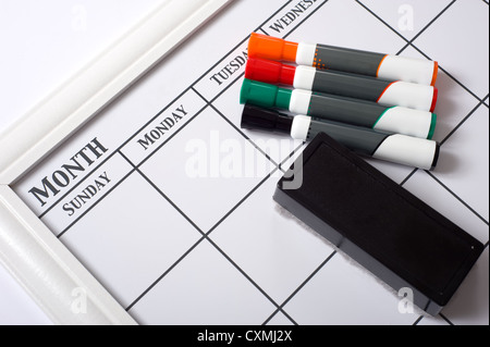 Calendrier blanc vierge avec marqueurs effaçables à sec et une gomme Banque D'Images