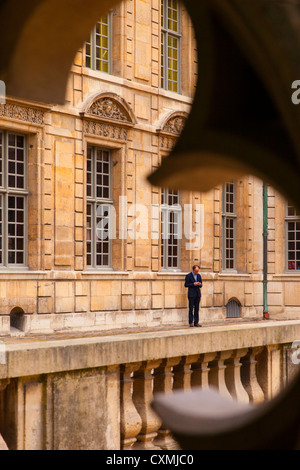 Pause café dans la cour intérieure de l'Hôtel de Sully dans les Marais - vue d'anciens châssis de fenêtre, Paris France Banque D'Images