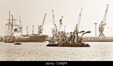 Occupé sur la rivière avec des navires et l'activité industrielle - couleur sépia Banque D'Images