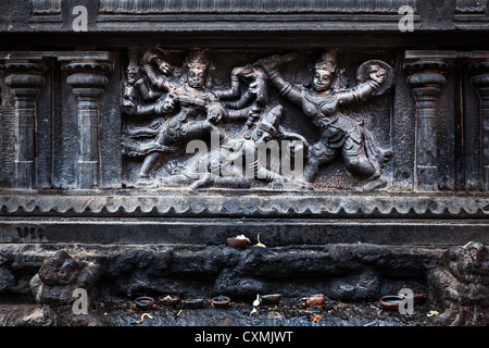 Bas-relief représentant Durga terrassant le démon (Maheeshasuramardin j). Brihadishwara Temple. Tanjore (Thanjavur), Tamil Nadu, Inde. T Banque D'Images