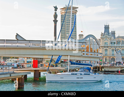 Rambla del Mar passerelle pour piétons à la Barcelona's Port Vell ouverture pour voilier à quitter la Darsena Nacional marina Banque D'Images