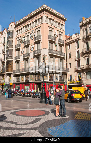 Las Ramblas à Barcelone avec kissing couple debout sur Joan Miro design carreaux de mosaïque Banque D'Images
