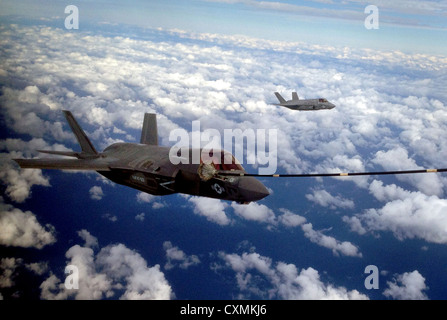 Deux US Marine Corps F-35B Joint Strike Fighters mènera le premier ravitaillement en vol du genre avec un KC-130J Hercules Le 2 octobre 2012 dans le ciel au-dessus de la base aérienne d'Eglin, en Floride Banque D'Images