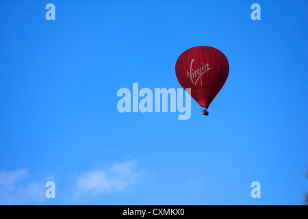 Une Vierge du ballon en vol contre un ciel bleu Banque D'Images