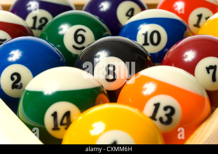 De couleur vive, nouvelle piscine boules ou billes de billard sur fond blanc, alignés en triangle Banque D'Images