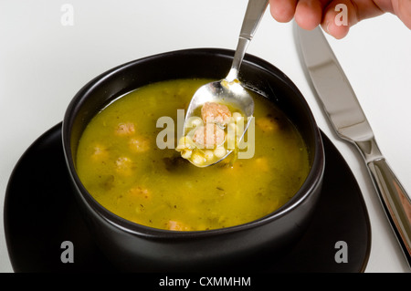 Bol de soupe de noces italiennes en noir sur blanc bol avec couverts Banque D'Images