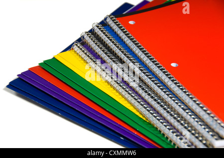 Pile de carnets à spirale école colorés sur fond blanc Banque D'Images