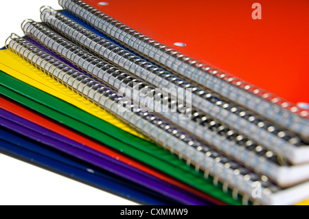 Pile de carnets à spirale école colorés sur fond blanc Banque D'Images