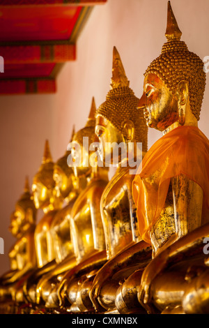 Rangée de statues de Bouddha assis dans un temple bouddhiste, la Thaïlande Banque D'Images