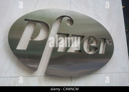 New York, Pfizer Pharmaceutical Corporation, World Headquarters Building dans le centre de Manhattan, détail, signe Nom Marque Banque D'Images