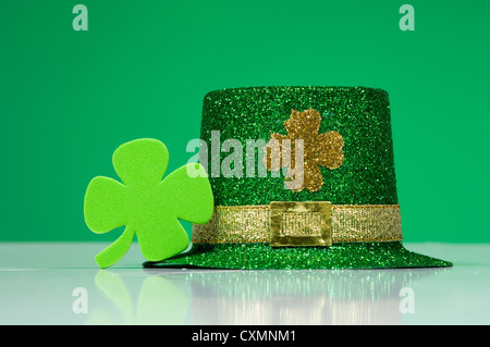 Cuir vert leprechaun chapeau avec un trèfle sur fond vert pour la Saint-Patrick Banque D'Images