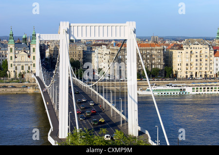 Elizabeth bridge par le Danube à Budapest, Hongrie. Banque D'Images