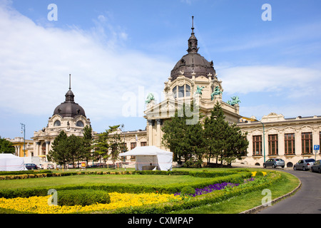 Bains médicinaux de szechenyi spa thermes et à l'architecture néo-baroque à Budapest, Hongrie. Banque D'Images