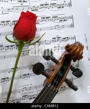 Un violon une rose rouge et les feuilles de musique, image de la beauté de la musique et les arts Banque D'Images