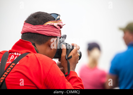 Photographe à l'Hindu Temple Pura Tanahlot sur Bali Banque D'Images