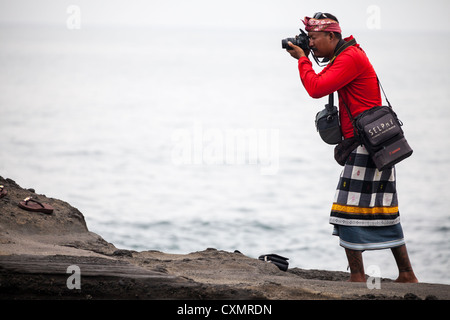 Photographe à l'Hindu Temple Pura Tanahlot sur Bali Banque D'Images