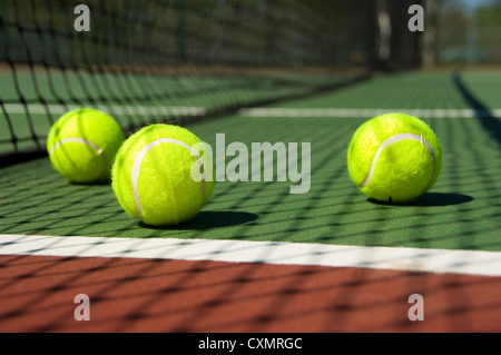 Jaune verdâtre brillant, balle de tennis sur ciment fraîchement peint Banque D'Images