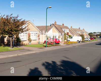 Bungalows bien entretenu dans un immeuble typique des années 60, lorsque les routes et les jardins étaient plus spacieuses que celles de construction récente Banque D'Images