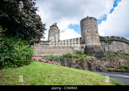 Tours en pierre ronde visible dans le mur de la forteresse médiévale fortifiée Château de Fougères en Bretagne, France. Banque D'Images