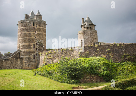 Chambre Double tours rondes à l'intérieur des murs de pierre fortifiée médiévale de Château de Fougères, Bretagne, France. Le plus grand château fortifié intact en Europe. Banque D'Images