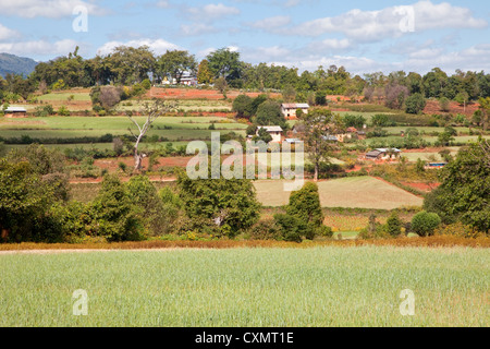 Le Myanmar, Birmanie. Village de l'État Shan et de terres agricoles. Banque D'Images