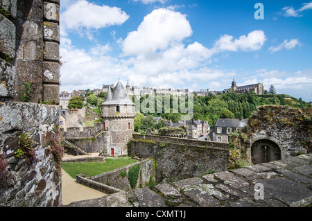 Vue du haut des murs du château de fougères sur la ville au-delà. Banque D'Images