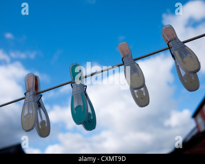 Des pinces à linge sur un étendoir à linge. Banque D'Images