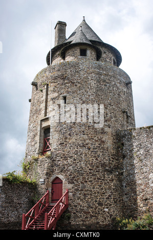 Une belle tour ronde en pierre à l'un des coins de Château de Fougères en Bretagne, France Banque D'Images