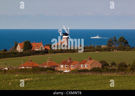 Weybourne Mill tiré de Kelling Heath sur la plateforme de la gare ferroviaire North Norfolk. Banque D'Images