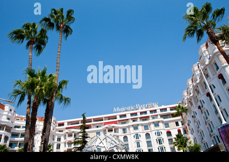 Le Majestic Barrière, célèbre Grand Hôtel de prestige sur la Croisette à Cannes, France Banque D'Images