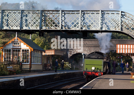 B12 en attente de la locomotive à la plate-forme de Station Weybourne. Fer North Norfolk Norfolk, Angleterre, Royaume-Uni. Banque D'Images