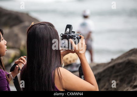 Photographe à l'Hindu Temple Pura Tanahlot sur Bali Banque D'Images