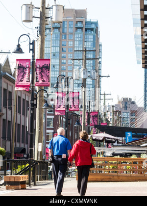 D'âge mûr se promenant dans le quartier de Yaletown, Vancouver, Canada Banque D'Images