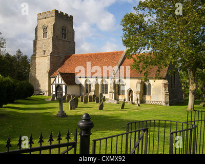 Une vieille église anglaise avec une porte en fer forgé s'embrasser et de clôture dans l'avant-plan. Banque D'Images