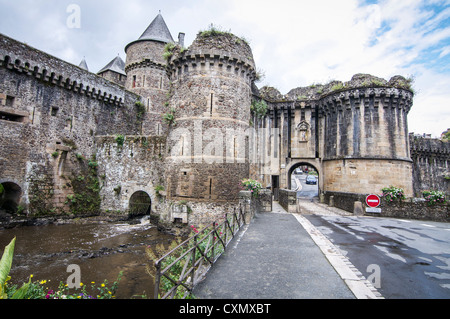 Une entrée voûtée passage par l'un des remparts de la cité médiévale Château de Fougères en Bretagne, France. Banque D'Images