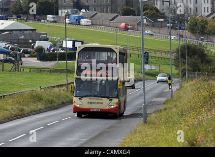 Brighton et le véhicule de la société Hove bus près de l'hippodrome de Brighton au Royaume-Uni Banque D'Images