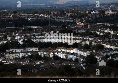 Vue sur les toits de Brighton à partir de prises près de l'hippodrome montrant Roundhill Crescent et la région de Lewes Road Banque D'Images