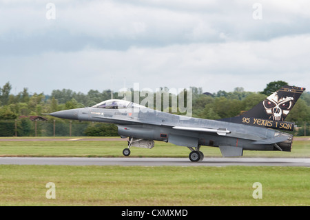 General Dynamics F-16AM Fighting Falcon FA-121 de la Force Aérienne Belge (après l'affichage à l'Air Tattoo 2012 Banque D'Images