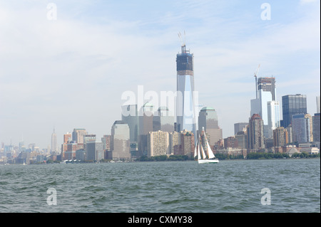 Le schooner Adirondack sur l'Hudson avec Battery Park City et le World Trade Center à l'arrière-plan. Banque D'Images