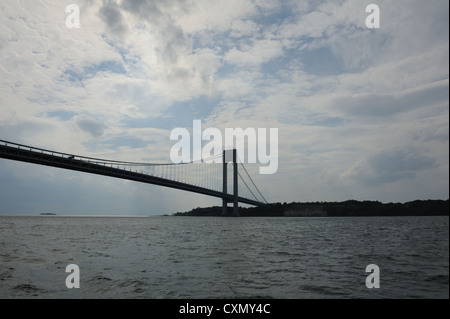 Le Verrazano Narrows Bridge sépare la partie supérieure du port de New York à partir de la partie inférieure et l'océan Atlantique. Banque D'Images