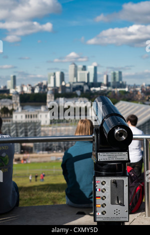 Un paiement à la télescope, sur Londres, à partir de l'Observatoire Royal de Greenwich, Londres. Banque D'Images