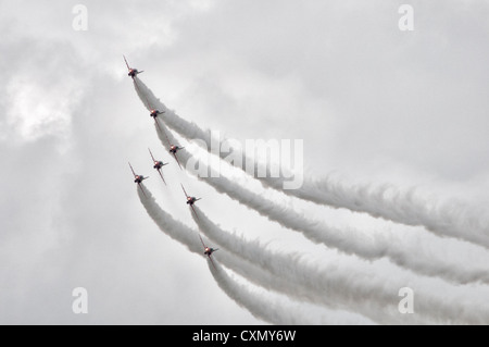 Un autre affichage de l'affichage de précision sur les flèches rouge Britannique BAe Hawk dans leurs formateurs au Jet 2012 RIAT Banque D'Images