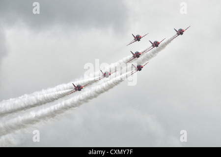 Un autre affichage de l'affichage de précision sur les flèches rouge Britannique BAe Hawk dans leurs formateurs au Jet 2012 RIAT Banque D'Images