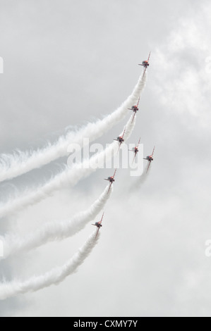 Un autre affichage de l'affichage de précision sur les flèches rouge Britannique BAe Hawk dans leurs formateurs au Jet 2012 RIAT Banque D'Images