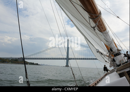 La goélette America 2.0 Approche du Verrazano Narrows Bridge, qui sépare la partie supérieure et la partie inférieure du port de New York. Banque D'Images