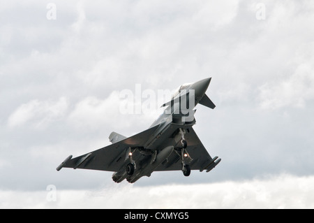 L'Eurofighter Typhoon RGF4 ZK333 de la Royal Air Force RAF Leuchars décolle pour le Royal International Air Tattoo 2012 Banque D'Images