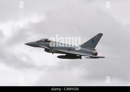 L'Eurofighter Typhoon RGF4 ZK333 à partir de 6 Squadron RAF Leuchars Royal Air Force s'affiche à la Royal International Air Tattoo 2012 Banque D'Images