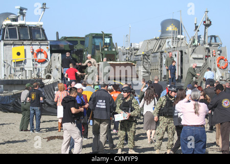 Les marins servant avec beach master unit 1 san francisco direct des intervenants d'urgence du conseil d'un landing craft air cushion avec unité d'assaut 1 lors d'une démonstration d'atterrissage plage plage de l'océan à l'oct. 3, 2012. La semaine de la flotte est dédiée à l'organisation des membres civils montrant la capacité militaire d'aide humanitaire et de préparation à l'intervention sur le front intérieur. Banque D'Images